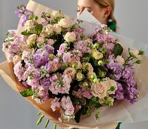 Букет живых цветов с пион розой и ароматной маттиолой