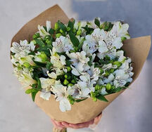 Букет альстромерий в крафте