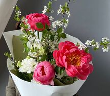 Пионы и цветущие ветки