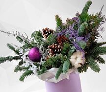 Композиция из еловых веток и шишек