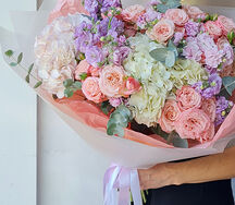 Букет авторский с гортензиями кустовыми розами, маттиолой и эвкалиптом