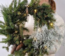Венок живой ели, из южной сосны с шишками и гирляндами