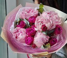 Букет с пионами и розами