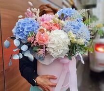 Композиция гортензии и роз