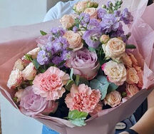 Букет с розой, диантусами и маттиолой