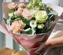 Букет с розой и эустомой