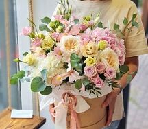 Композиция Гортензии, Роз и Лизианутса