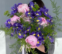 Букет с ирисами и пионами