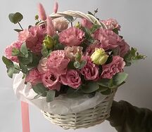 Корзина розовой эустомы