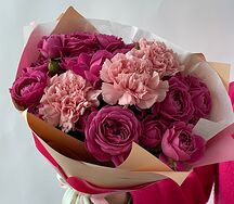 Букет малиновых роз и диантусов