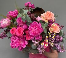 Корзина пионов и роз