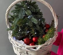 Ёлочка ручной сборки в корзине