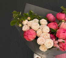Букет с пионами и розами