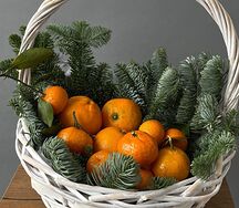 Корзина с ветками пихты, ёлкой и мандаринами