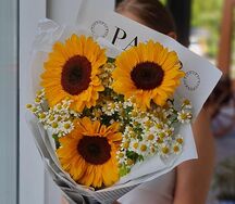 Букет с подсолнухами и ромашками