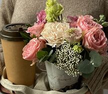 Композиция с живыми цветами и кофе