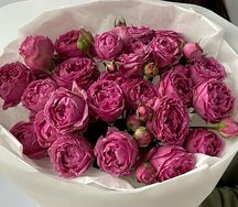 Букет из пионов и роз