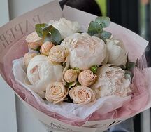 Букет с пионами и розой