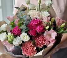 Яркий букет с пионовидной розой, гвоздикой и эустомой