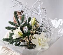 Букет с пион лилией и хвоей