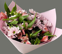 Букет из хризантем и альстромерий розовых