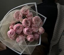 Букет супер пионовидных сортовых роз Менсфилд