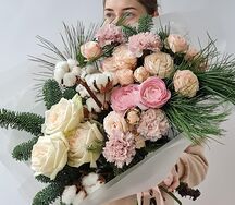 Букет с пион розами ранункулюсами нобилисом