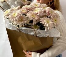 Букет из кустовой хризантемы в крафт пакете