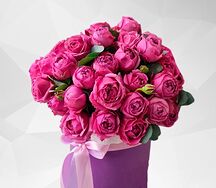 Цветы в коробке с пионами и розами