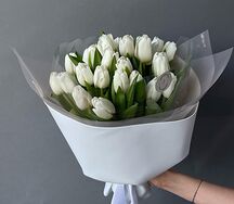 Букет с белыми тюльпанами