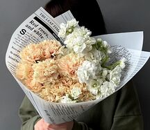 Букет с гвоздикой и маттиолой