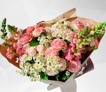 Букет с пионами, розами и ромашками