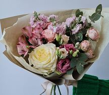 Букет живых цветов с пионовидной розой, зеленым эвкалиптом и альстромерией