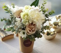 Нежная композиция с гвоздиками в стаканчике