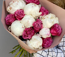 Букет белых пионов и пионовидных роз