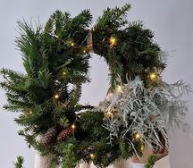 Новогодний венок из живой сосны с шишками и гирляндой