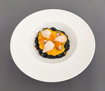 Черное ризотто с кальмарами и соусом ромеско