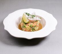 Тартар из лосося с соусом юдзу, авокадо, свежим огурцом и кинзой