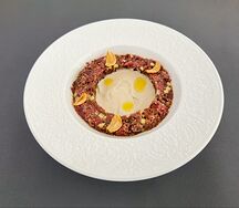 Тартар из говядины с вялеными томатами и соусом из тунца