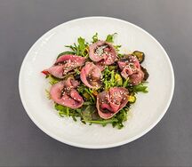 Салат с ростбифом, печеными овощами и тайским соусом