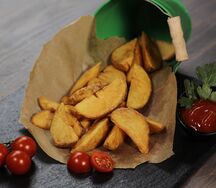 Картофельные дольки с соусом