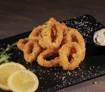 Кольца кальмара с соусом