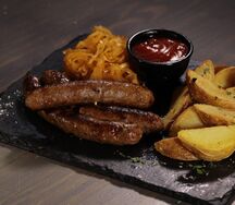 Мюнхенские колбаски с тушеной капусткой