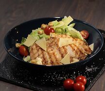 Салат Цезарь с куриной грудкой