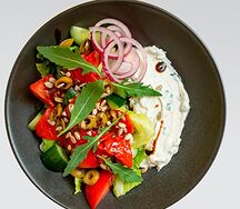 Овощной салат с кремом из феты