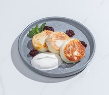 Сырники с брусничным соусом