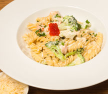 Фузилли с соусом из семги и брокколи