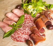 Ассорти из итальянских мясных деликатесов