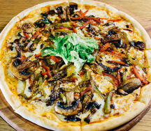 Пицца с овощами гриль