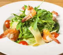 Салат Цезарь с креветками